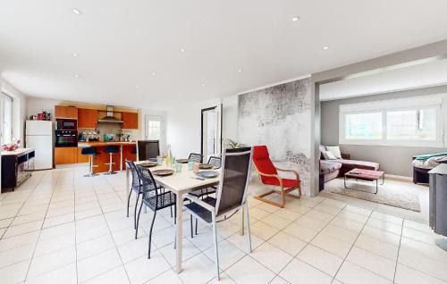 Lanvaudan House | 3 Bedroom Stunning Home In Lanvaudan