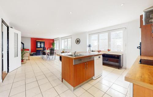 Lanvaudan House | 3 Bedroom Stunning Home In Lanvaudan