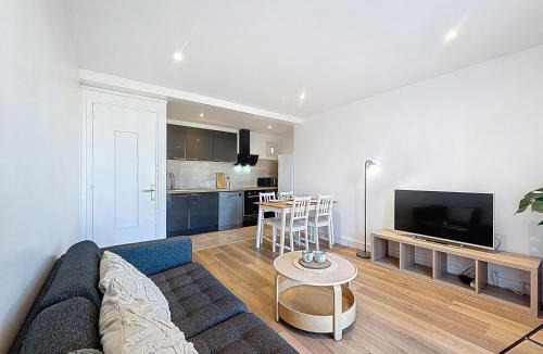 Quartier des Eaux-Claires Apartment | 3 Chambres, Cozy Central Fibre Ascenseur