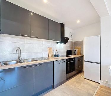 Quartier des Eaux-Claires Apartment | 3 Chambres, Cozy Central Fibre Ascenseur