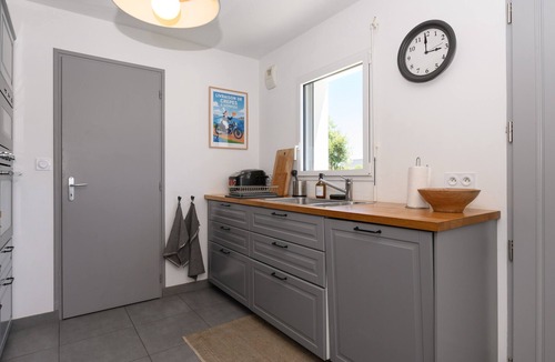 Plouharnel House | 3-Star Holiday Home in Plouharnel with Private Terrace, Garden, and Wi-Fi