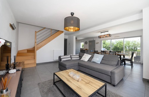 Plouharnel House | 3-Star Holiday Home in Plouharnel with Private Terrace, Garden, and Wi-Fi