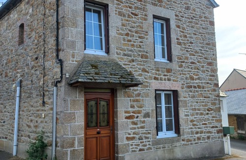 Planguenoual House | 4 kms from the sea, quiet 3-bedroom Breton town house.