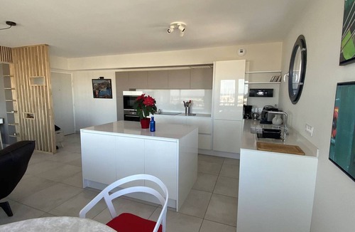 Le Port Apartment | 4-star apartment with wifi and parking, steps from the beach