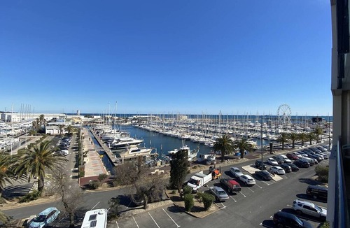 Le Port Apartment | 4-star apartment with wifi and parking, steps from the beach