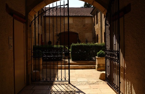 Beaune City Centre Apartment | 41 Maufoux By Bruno Colin