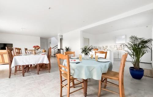 Guegon House | 5 Bedroom Nice Home In Guégon