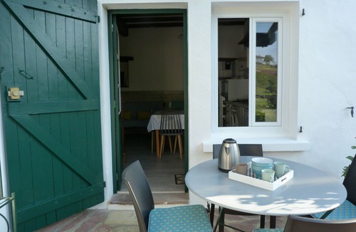 Saint-Pee-sur-Nivelle Apartment | 50 m² renovated apartment in Basque house