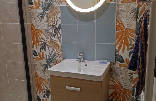 Craponne-sur-Arzon Apartment | 55 m² apartment in downtown Craponne-sur-Arzon, with many shops nearby