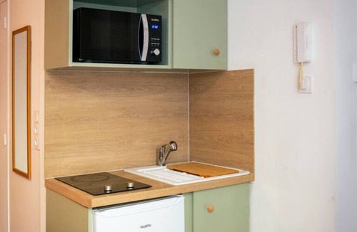 Quartier du chateau Apartment | A Colorful Haven in Downtown Caen