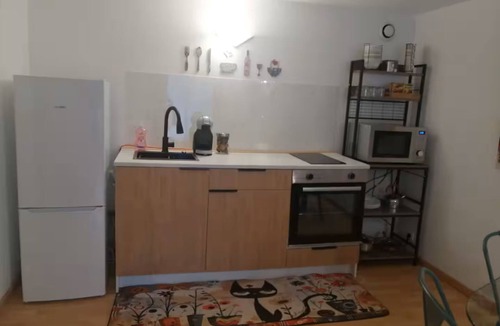 Caussade Apartment | A cozy little nest surrounded by lush greenery—sleeps 4