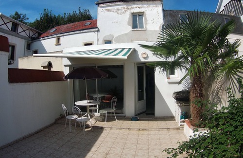 Cote Ouest Ormeaux House | A floor for each one. Home; 3 rooms, 3 bathrooms, 4WC. Down town. Patio