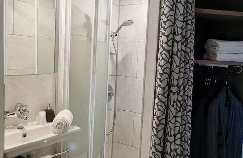 Porte Des Alpes - Mi Plaine - Manissieux Hotel | A&H PRIVILÈGE Lyon Est - Saint Priest Eurexpo