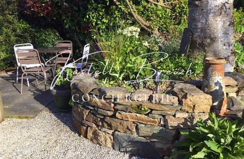 Laniscat House | A little cocoon with its own secret garden