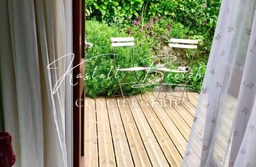 Laniscat House | A little cocoon with its own secret garden