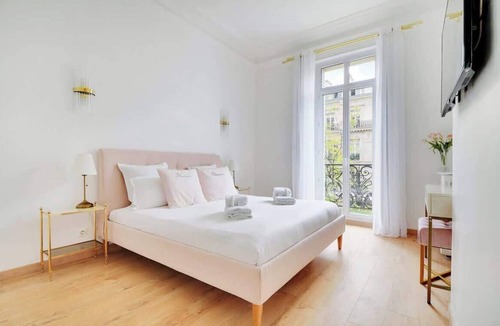 Quartier de la Folie-Mericourt Apartment | A Refined 3-Br/3BA with Balcony in République