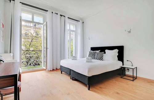 Quartier de la Folie-Mericourt Apartment | A Refined 3-Br/3BA with Balcony in République