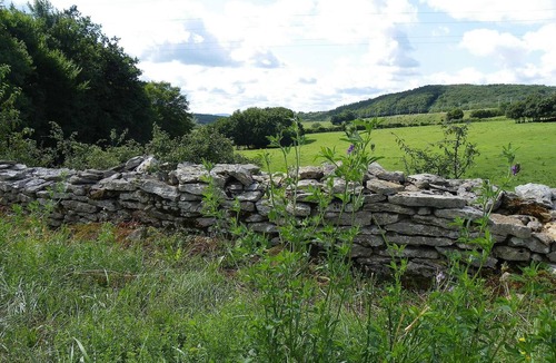 Saint-Ythaire House | A small winemaker's cottage in a quiet setting in the heart of the Cluny countryside,