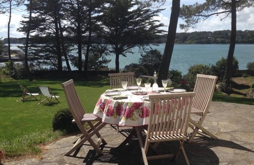 Baden House | A stunning location in the middle of a natural setting on the banks of the Gulf