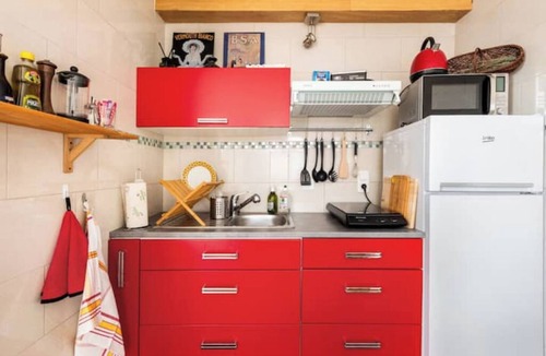 Treclun Apartment | A39, Exit N*5, T1: Quiet/Peaceful/Relaxing/Safe. Sleeps 2 (140/200) + pets