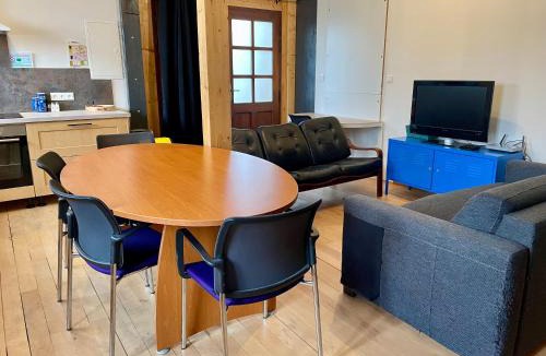 Imphy Apartment | A6 Parking Wifi 1 chambre 3 lits, 1 canapé lit 2 à 6 pers Clim Mobile Réduc à la semaine ou mois
