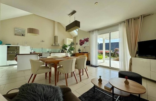 Pluguffan House | Accessible Comfort Home with Garden, Peaceful, 20 min from Beaches