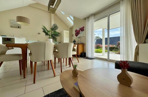 Pluguffan House | Accessible Comfort Home with Garden, Peaceful, 20 min from Beaches