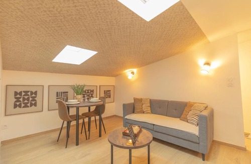 Saint-Jean-de-la-Ruelle Apartment | Afro Ethnic - Suite & Spa, Nouveau, Atypique