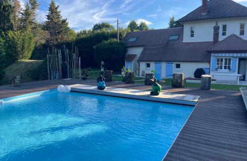 Le Moulinet-sur-Solin Apartment | Agréable Propriété sur 10 ha avec piscine et tennis