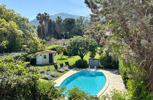 Saint-Genis Villa | Air-conditioned villa with private pool and pets allowed