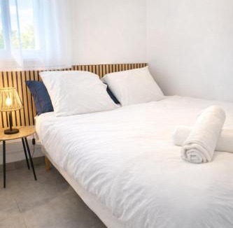Le Port Apartment | Air-conditioned apartment on the port side