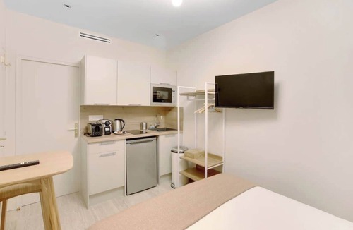 Neuilly-sur-Seine Apartment | Air-conditioned studio offering comfort and elegance