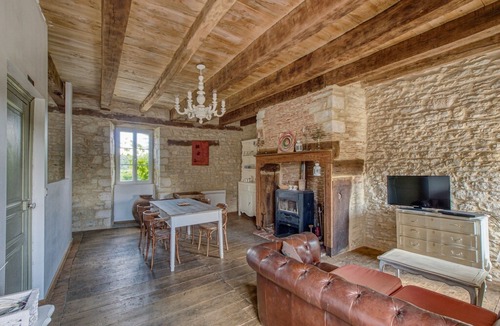 Degagnac House | Alluring Holiday Home in Dégagnac with Jacuzzi