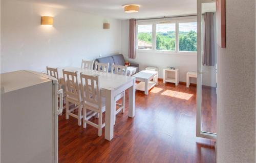 Cassen Apartment | Amazing Apartment In Cassen With Swimming Pool