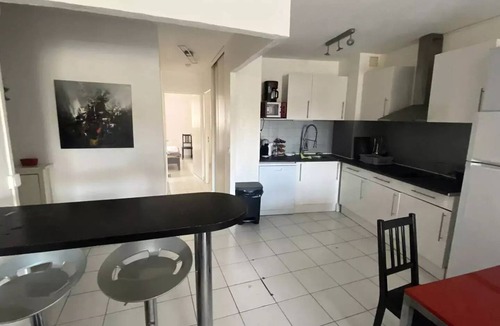 Le Port Apartment | Amirauté Three-Bedroom Apartments at the Marinas