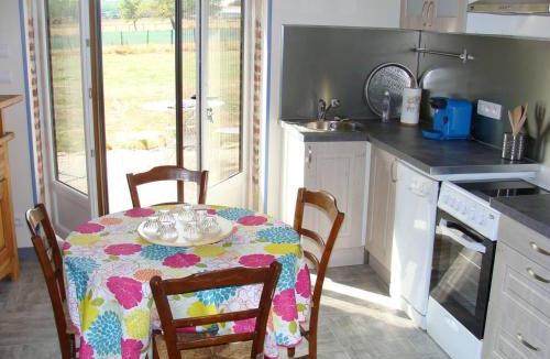 Gannay-sur-Loire House | Ancienne Fromagerie : Gîte avec Accès Canal, Jardin et Terrasse - FR-1-489-608