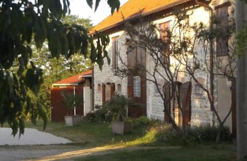 Gannay-sur-Loire House | Ancienne Fromagerie : Gîte avec Accès Canal, Jardin et Terrasse - FR-1-489-608