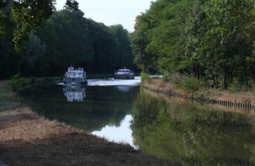 Gannay-sur-Loire House | Ancienne Fromagerie : Gîte avec Accès Canal, Jardin et Terrasse - FR-1-489-608