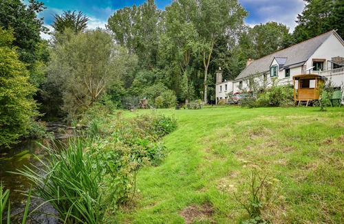 Plelo House | Annexe du Petit Echo de la mode – Nature Gîte with Private Garden, Billiards, Wi-Fi, Wood Stove