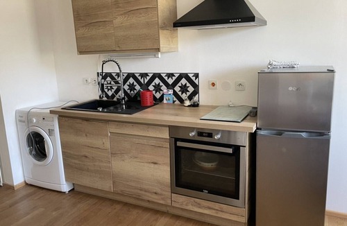 Montesquieu-des-Alberes Apartment | Apartment 'Appartement Au Pied Des Albères' with Mountain View, Wi-Fi and Air Conditioning