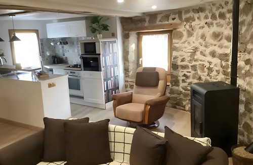 Saint-Romain Apartment | Apartment 'Appartement De Charme Saint-Romain' with Wi-Fi and Air Conditioning