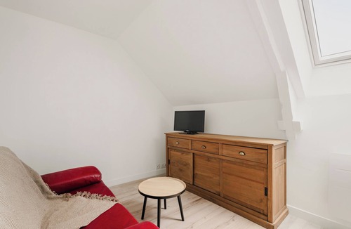 Saint-Carne Apartment | Apartment 'Appartement T2 Rénové Le Refuge' with Wi-Fi