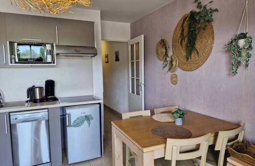 Sables-d'Or-les-Pins Apartment | Apartment 'Appartement Au Cap Green' with Shared Garden, Balcony and Wi-Fi
