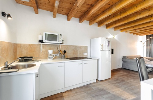 Breuil Magne Apartment | Apartment 'Between Countryside and Ocean' with Private Garden and Wi-Fi