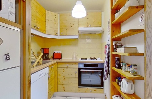 Forville Apartment | Apartment "Charmant dans Chalet" with Mountain View, Private Terrace & Wi-Fi