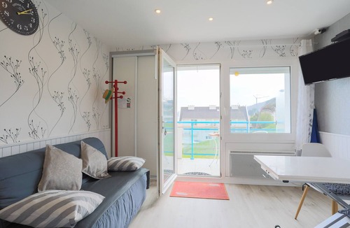Plerin Apartment | Apartment 'En Front De Mer' with Sea View, Private Terrace and Wi-Fi