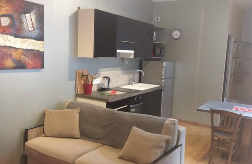Eaux-Bonnes Apartment | Apartment-Ensuite with Shower-Coquelicot