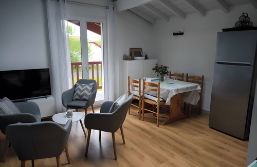 Saint-Pee-sur-Nivelle Apartment | Apartment 'Gîte Peyo Saint-Pée-sur-Nivelle' with Mountain View, Shared Garden and Wi-Fi