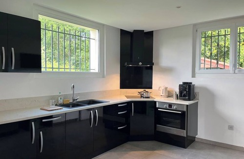 Briscous Apartment | Apartment in a Basque-style house, with a tree-lined garden, pool, hot tub, and ocean views; ideal for 6 people.