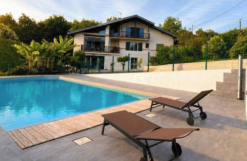 Briscous Apartment | Apartment in a Basque-style house, with a tree-lined garden, pool, hot tub, and ocean views; ideal for 6 people.